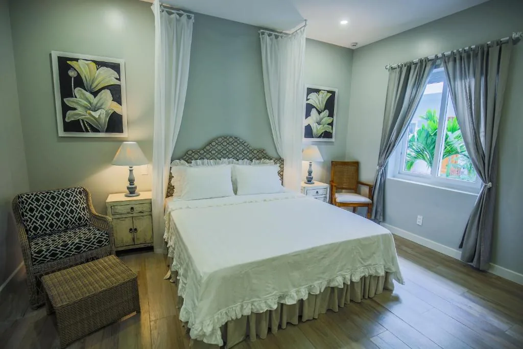 Queen Room with Garden View — Serenity by the Sea