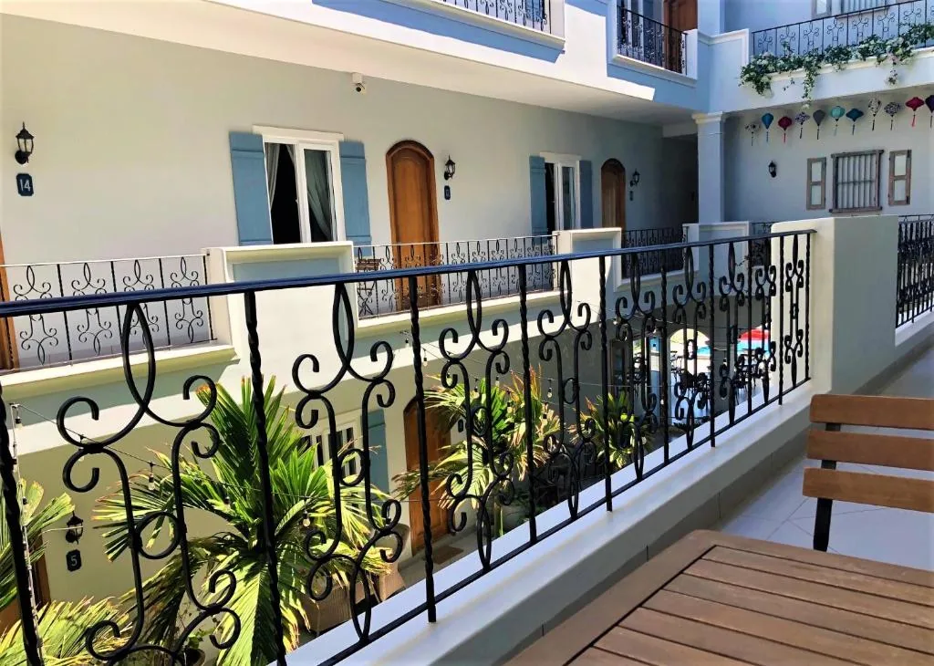 Queen Room with Garden View — Serenity by the Sea